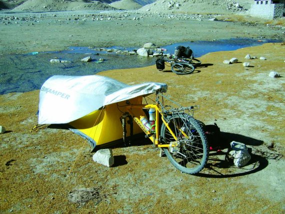 La solución de acampada de Topeak convierte la bicicleta en parte de la tienda.