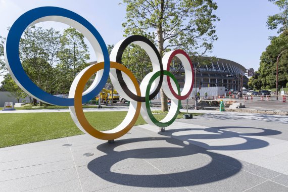 Die olympischen Ringe vor dem neuen Nationalstadion in Tokio - eine der Sportstätten der Olympischen Spiele.