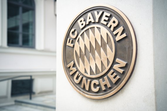 Logo FC Bayern an einer Säule