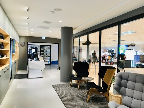 From the shop directly into the gym: The gym area of the Sporthaus occupies 840 square meters with several course and equipment rooms. Even altitude training is offered.