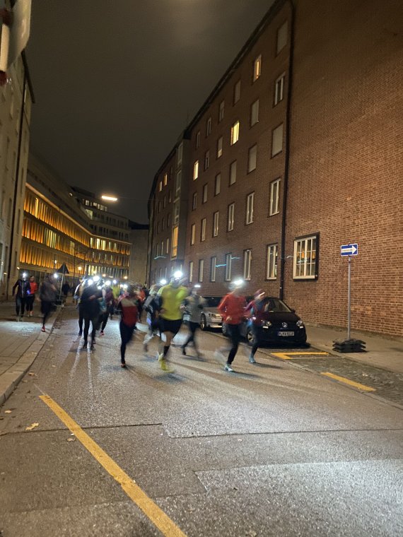 Mit Stirnlampen ausgerüstet machte sich beim St. Martins Light Run eine Lauf-Crew auf den Weg von der Sendlinger Straße bis an die Isar