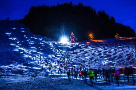 Traumhafte Kulisse, aber verdammt anstrengend: die Streif bergauf, manche auf Langlaufski. Traumhafte Kulisse, aber verdammt anstrengend: die Streif bergauf, manche auf Langlaufski.