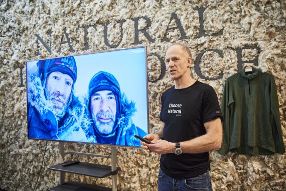 Borge Ousland am Devold-Stand. Hinter ihm auf dem Foto ist er mit Mike Horn zu sehen.