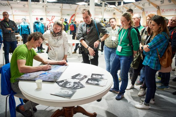 Adam Ondra gibt einem Fan ein Autogramm