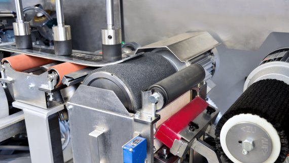 Pre-grinding, edge grinding and applying wax: Automated. Thanks to the new wax module of the Reichmann SF-4, manual waxing belongs in the past. Pre-grinding, edge grinding and applying wax: Automated. Thanks to the new wax module of the Reichmann SF-4, manual waxing belongs in the past.