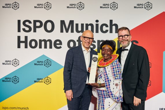 Klaus Dittrich (CEO and Chairman Messe München GmbH), Tegla Loroupe (gagnante de la coupe ISPO), Jochen Färber (chef du bureau de Lausanne Olympic Channel Service)