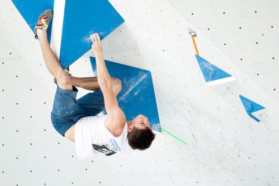 Kraft, Ästhetik und Dynamik beim Bouldern Junger Mann an einer Kletterwand