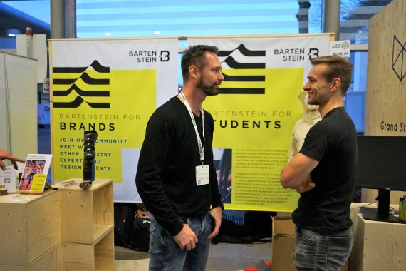 Gründer Nils Kowalczek (l.) auf der ISPO Munich: Er will Sprinter Johannes Floors als Tinongo-Botschafter gewinnen. Gründer Nils Kowalczek (l.) auf der ISPO Munich: Er will Sprinter Johannes Floors als Tinongo-Botschafter gewinnen.
