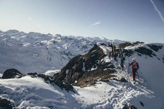 Hersteller wie Maloja bieten auch Skitouren-Kurse an.