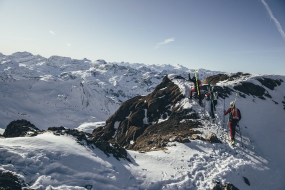 Hersteller wie Maloja bieten auch Skitouren-Kurse an. Hersteller wie Maloja bieten auch Skitouren-Kurse an.