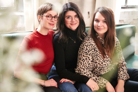 The Berlin fashion activists Jana Braumüller, Vreni Jäckle and Nina Lorenzen (from left to right) want to make fair fashion better known - increasingly also with actions.