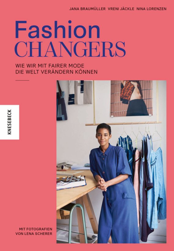 Die Berliner Modeaktivistinnen Jana Braumüller, Vreni Jäckle und Nina Lorenzen zeigen in ihrem Buch ‚Fashion Changers‘ Beispiele für nachhaltigen Modekonsum. 