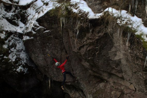 The new GORE-TEX PRO jacket tested during mixed climbing