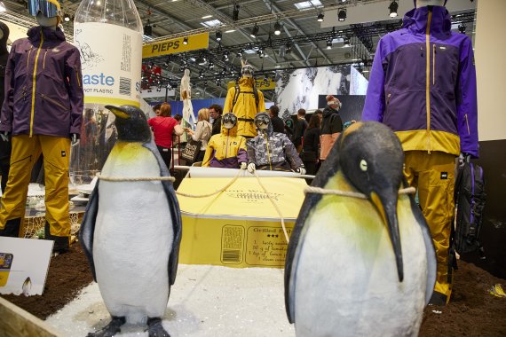 Gegen die Vermüllung der Natur - Pinguine ziehen eine übergroße Konservendose am Stand von Picture auf der ISPO Munich 2020.
