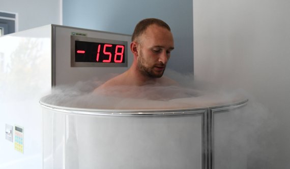 The body is exposed to temperatures of up to minus 150 degrees Celsius for two to three minutes. Fast regeneration and a lasting feeling of freshness are the result.
