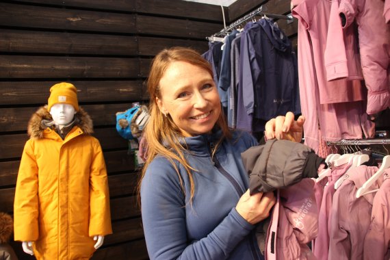 CEO Frykman is showing one of her favourite pieces at ISPO Munich 2020: the "Penguin" jumpsuit: which "grows" with the kids thanks to a separable quilting seam on legs and arms. 
