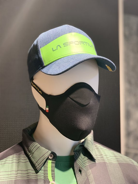 La Sportiva bringt mit der Stratos Mask erstmals eine Gesichtsmaske für den Alltagsgebrauch auf den Markt.
