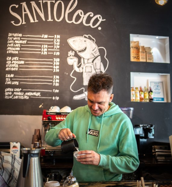 Ricardo Friesen vom SantoLoco Surf Café: „Schon im Monat vor dem Lockdown lief es nicht mehr so gut, weil weniger Touristen nach München kamen.“