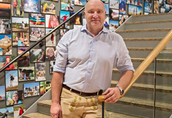 Globetrotter München hat seit dem 30. April teilweise und seit 11. Mai wieder komplett geöffnet. Filialleiter Jens Holst glaubt: „Retail lebt! Wir werden alle wieder enger zusammenrücken. Wir müssen alles neu überdenken!“ Globetrotter München hat seit dem 30. April teilweise und seit 11. Mai wieder komplett geöffnet. Filialleiter Jens Holst glaubt: „Retail lebt! Wir werden alle wieder enger zusammenrücken. Wir müssen alles neu überdenken!“