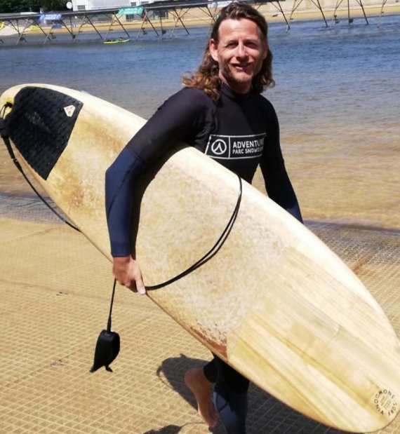 Malte Simon von Surf Line Kiel sagt: „SUP läuft etwas besser als sonst, und im Skatebereich haben wir erstaunlich viele Longboards verkauft.“ Malte Simon von Surf Line Kiel sagt: „SUP läuft etwas besser als sonst, und im Skatebereich haben wir erstaunlich viele Longboards verkauft.“