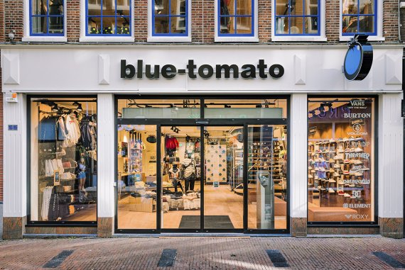 „Nachdem alle Blue Tomato Shops wieder geöffnet sind, gibt es wieder mehr persönliche Interaktion mit unseren Kundinnen und Kunden, das ist uns sehr wichtig“, freut sich Vanessa Waldenhofer. „Nachdem alle Blue Tomato Shops wieder geöffnet sind, gibt es wieder mehr persönliche Interaktion mit unseren Kundinnen und Kunden, das ist uns sehr wichtig“, freut sich Vanessa Waldenhofer.
