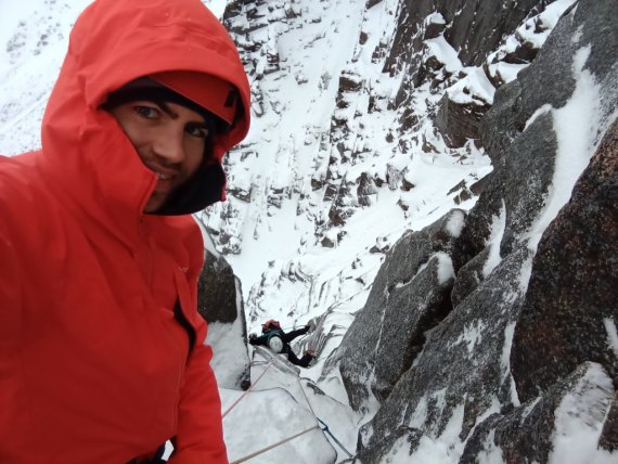 Die GORE-TEX Pro Jacke im Test beim Winterklettern in den Cairngorms. Die GORE-TEX Pro Jacke im Test beim Winterklettern in den Cairngorms.