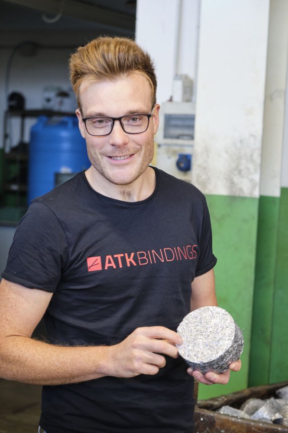 Davide Indulti, Juniorchef beim italienischen Skibindungshersteller ATK, hat dank eigener Produktion keine Engpässe.