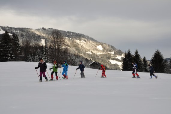 Mit Schneeschuhen können Kinder über tiefen Schnee laufen – ideal für Entdeckungstouren im Winter.