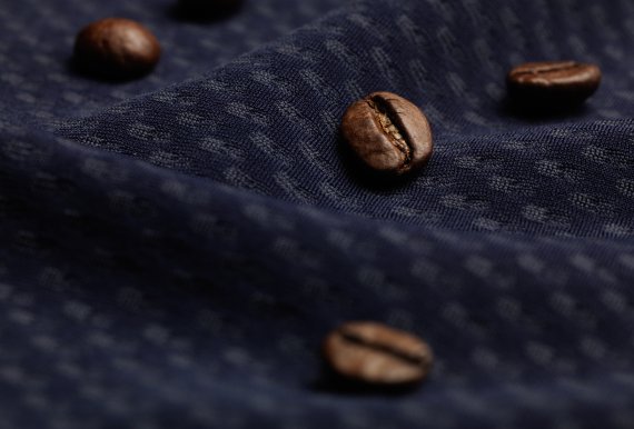 Thermoflash Blauer Stoff mit Kaffeebohnen