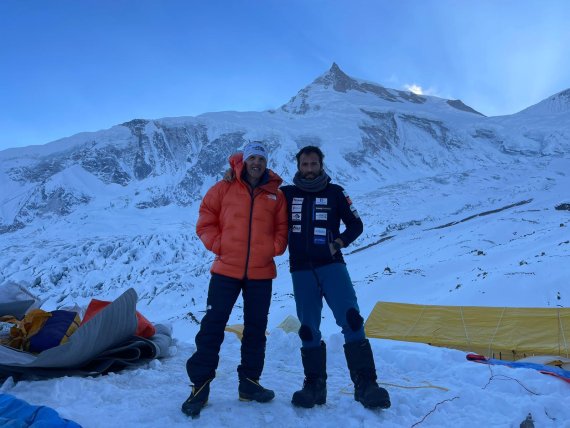 Alex Txikon (r.) und sein Bergsteiger-Kollege Simone Moro.