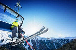 Skifahrer im Sessellift Skifahrer im Sessellift