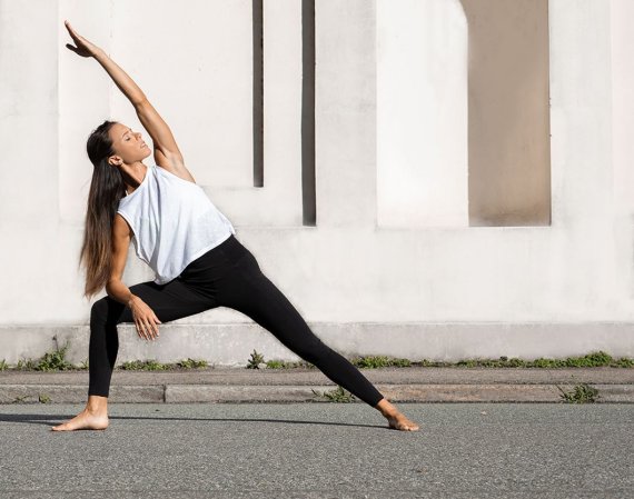 Frau macht Yoga im Freien 