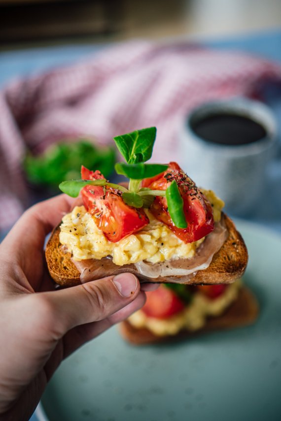 Rührei mit Schafskäse und Tomaten