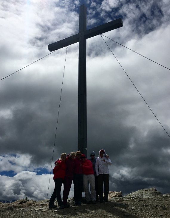 Viele Wandertouren führen zu einem Gipfelkreuz.