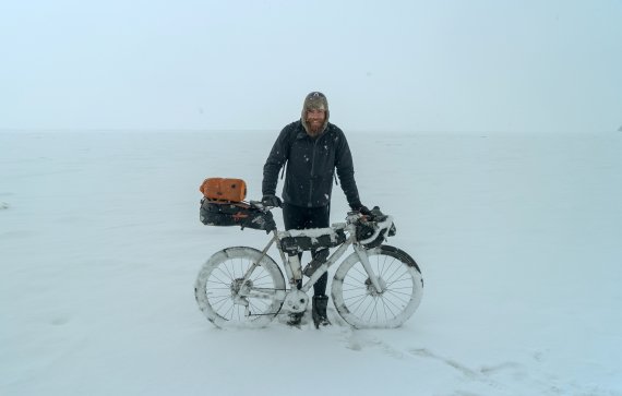 Jonas Deichmann mit Fahrrad im Schnee