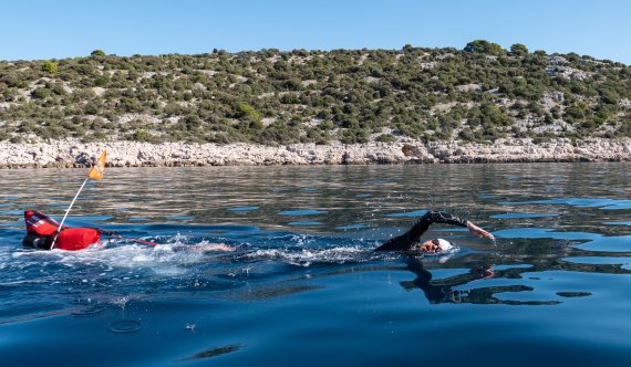 Jonas Deichmann schwimmt in der Adria