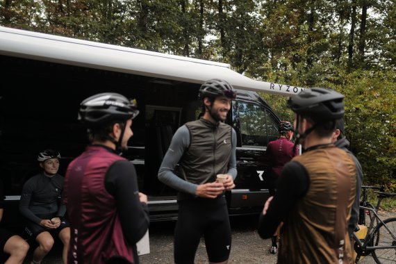 Drei Männer machen eine Pause vom Fahrradfahren