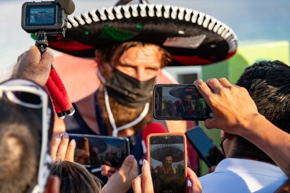 Die Medien interviewen Jonas Deichmann in Mexiko Die Medien interviewen Jonas Deichmann in Mexiko