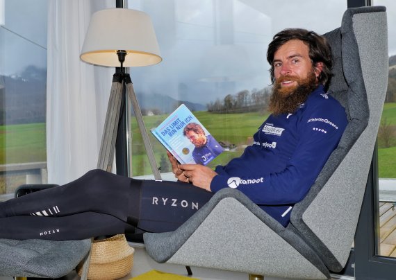 Jonas Deichmann liest das Buch "Das Limit bin nur ich" Jonas Deichmann liest ein Buch