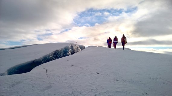 Eine Gruppe von Menschen wandert im Schnee