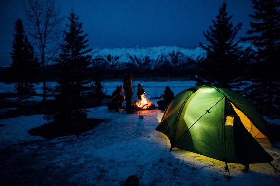 Beleuchtete Zelte bei Nacht