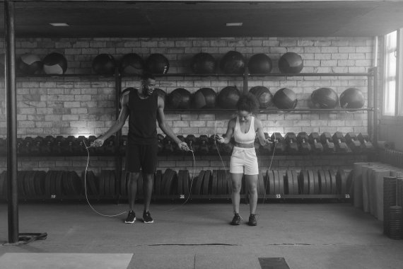 Zwei Personen beim Seilspringen im Fitnessstudio