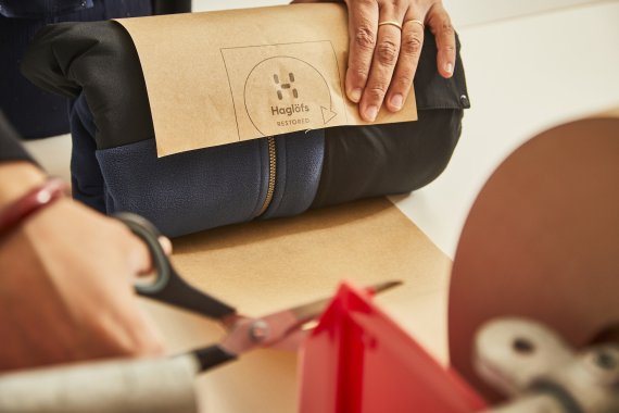 Recycelte Kleidung von Haglöfs wird neu verpackt 