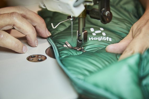 Kleidungsstücke werden genäht und gewaschen Haglöfs Jacke wird genäht