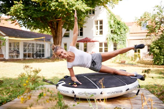 Frau macht Sport auf der Icaros Cloud