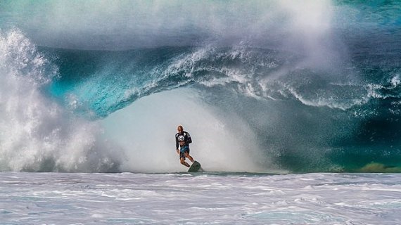 Kelly Slater surft durch eine der gefährlichsten Surfwellen der Welt - die Banzai Pipeline auf Hawaii