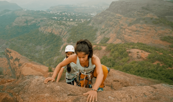 Zwei Menschen beim Klettern
