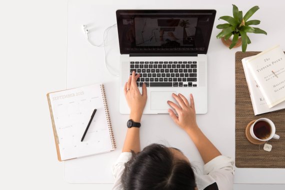 Die Anmeldung zum ISPO Academy Webinar erfolgt online ganz unkompliziert Eine Frau arbeitet am Laptop