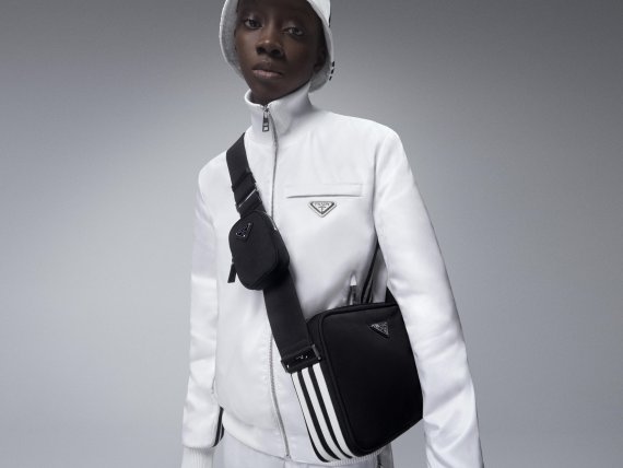 Model trägt die neue Kollektion von Adidas und Prada