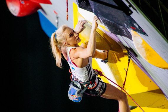 Frau in der Boulderhalle